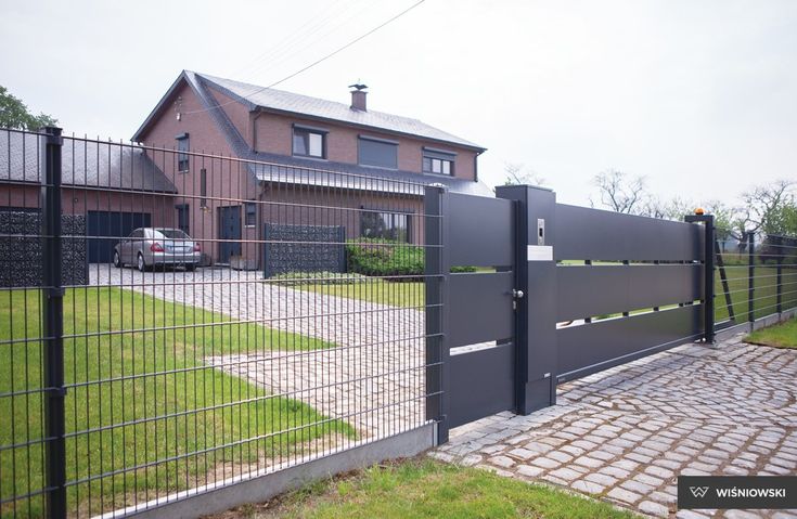 Portões automáticos e sistemas de controlo de acessos para condomínios